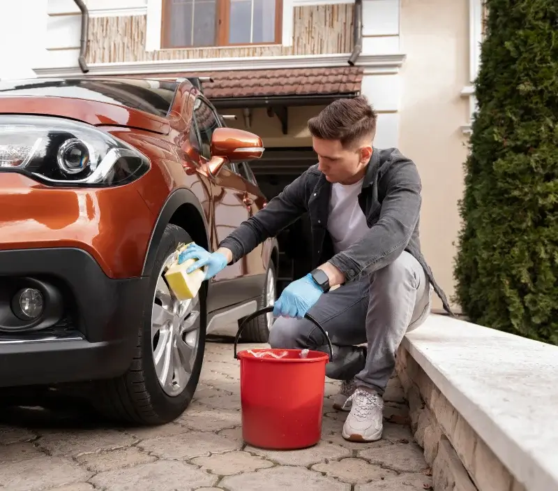 Lavage auto à domicile Vauciennes : professionnel intervenant sur un véhicule